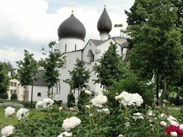 Zamoskvorechye district with insight into the Convent of St. Martha and Mary
